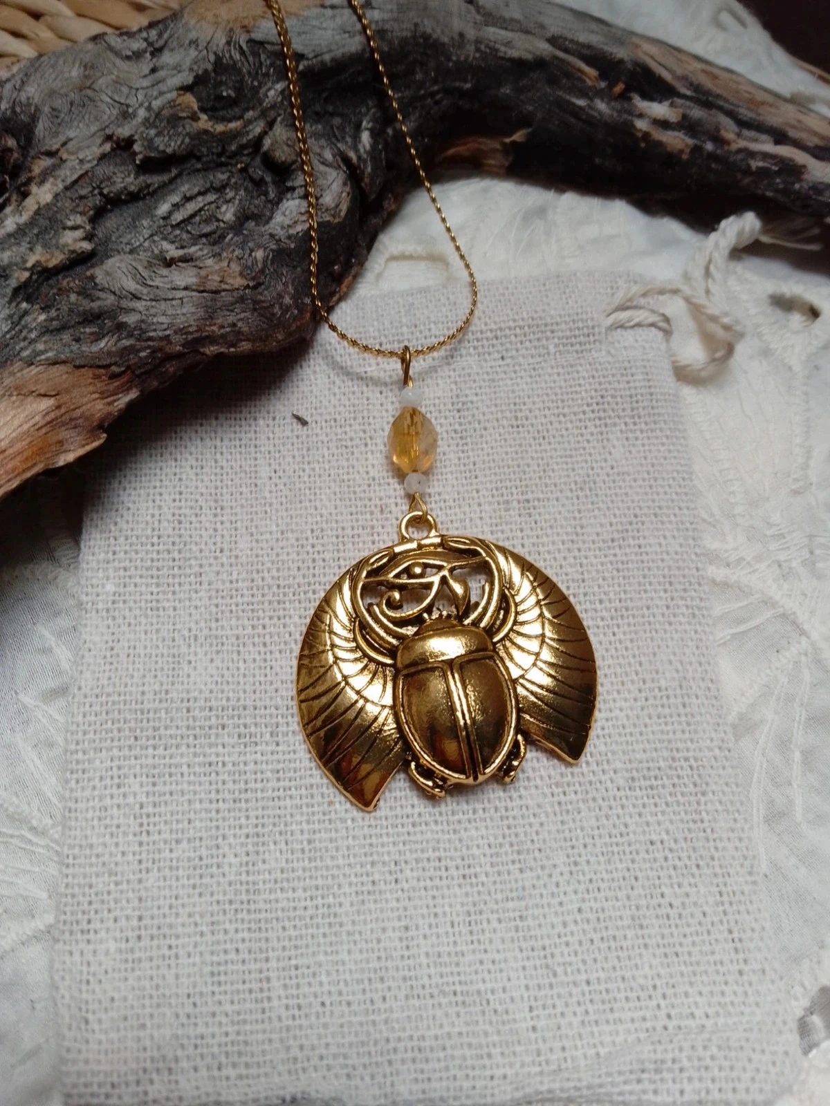 Collier scarabée égyptien doré avec pierres naturelles